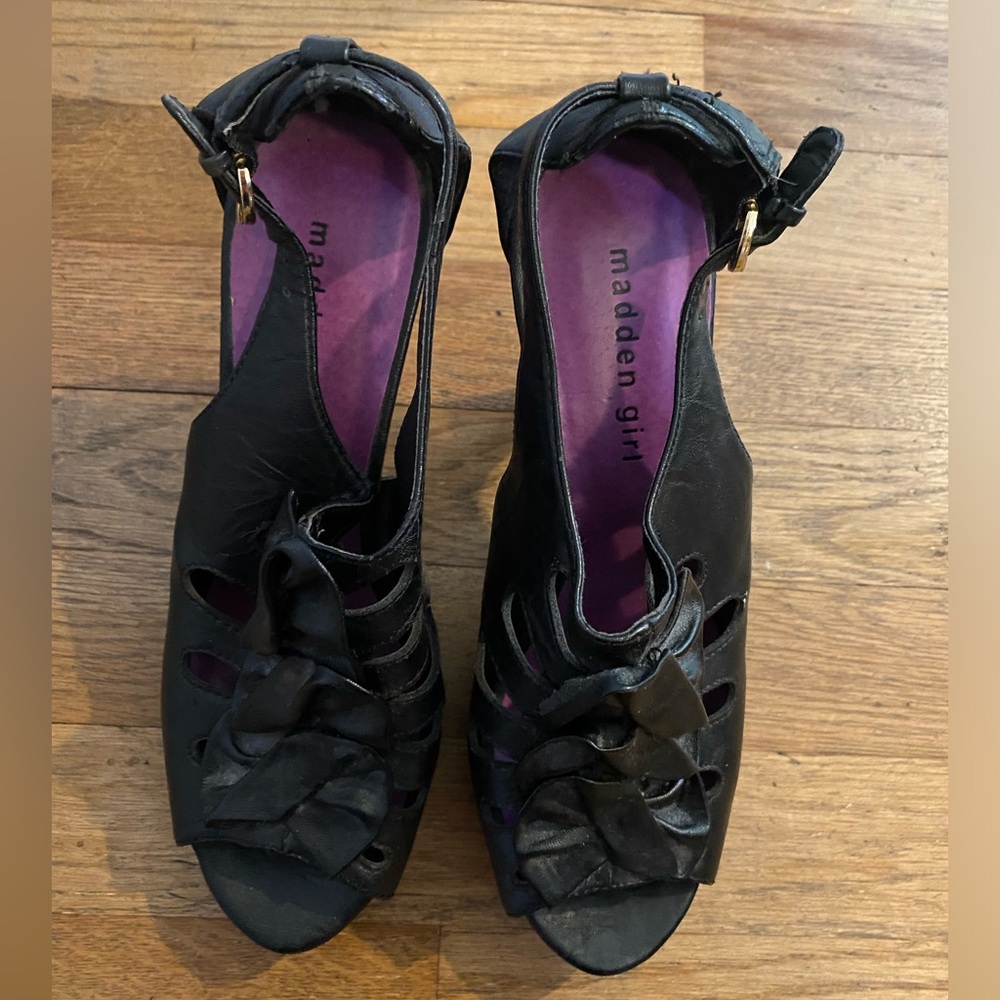 Madden Girl Black Heel Heeled Shoe Size 7.5 Ruffle Design Faux Leather